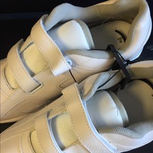 Betty Fastner Velcro Walking Shoe Wide Width Size 9 NWT